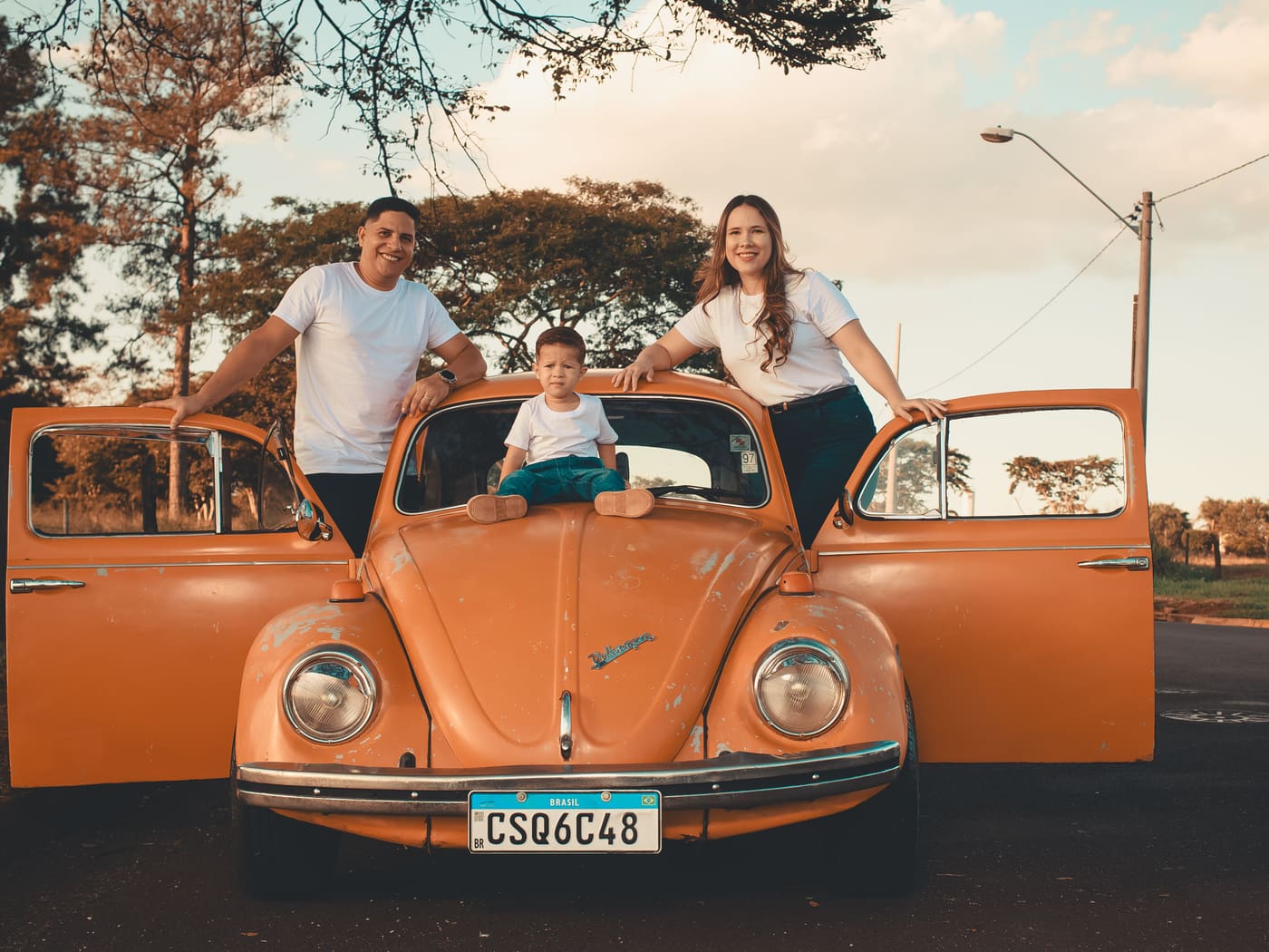 A family with their car, insured by MotorBind